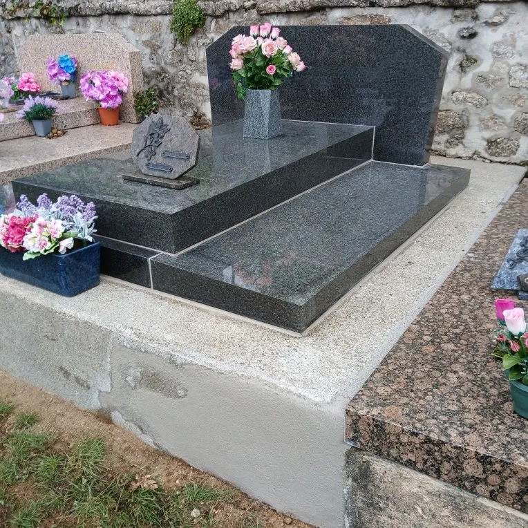 Monument funéraire propre et fleuri pour le service d'entretien de sépultures