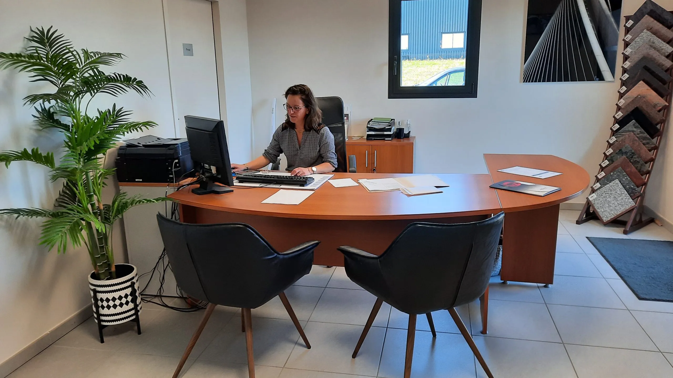Conseillère funéraire accueillant la famille dans le bureau