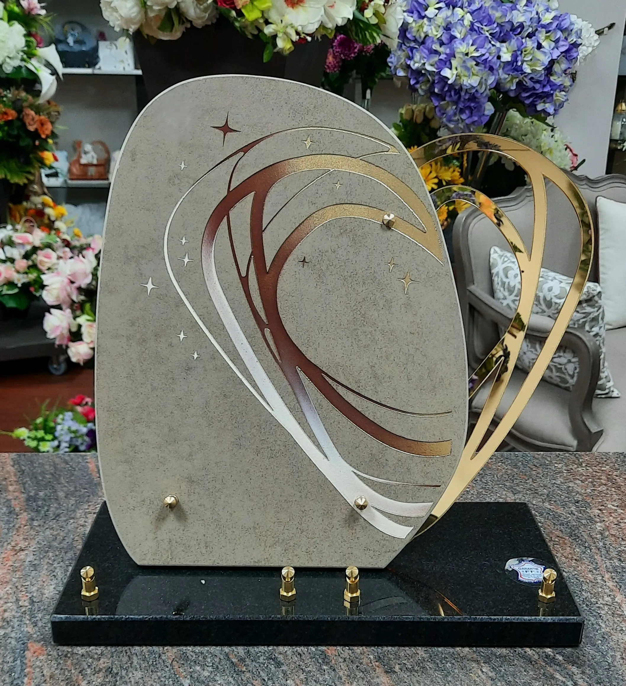 Plaque mortuaire moderne en forme de cœur en magasin d'articles funéraires