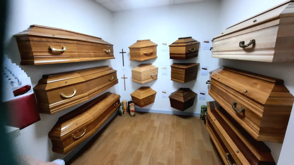 Exposition de cercueils en bois pour l'organisation d'obsèques
