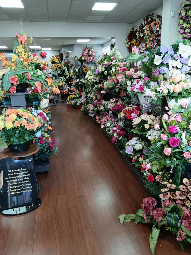 Sélection de fleurs de deuil et compositions florales en magasin funéraire