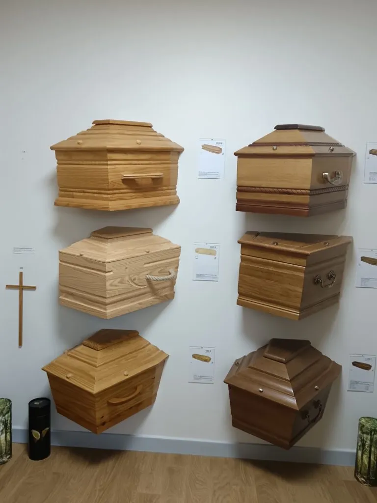 Exposition de modèles de cercueils en bois et urnes funéraires