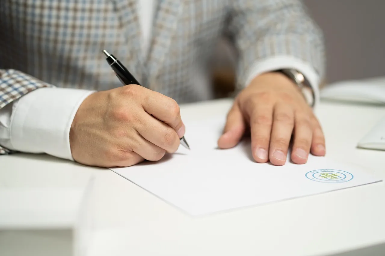 Signature d'un contrat de prévoyance obsèques pour anticiper le financement du capital