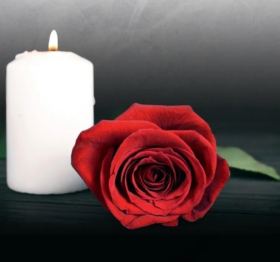 Bougie allumée et rose rouge pour la demande de devis funéraire en ligne